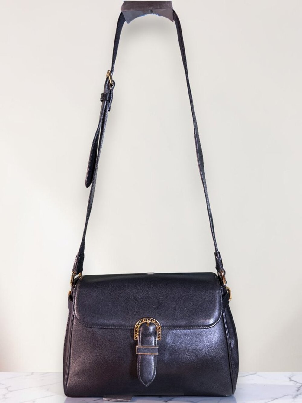 Valentino Garavani Vintage Leather Shoulder Bag w/Iconic Gold Logo Buckle & COA - Picture 2 of 16